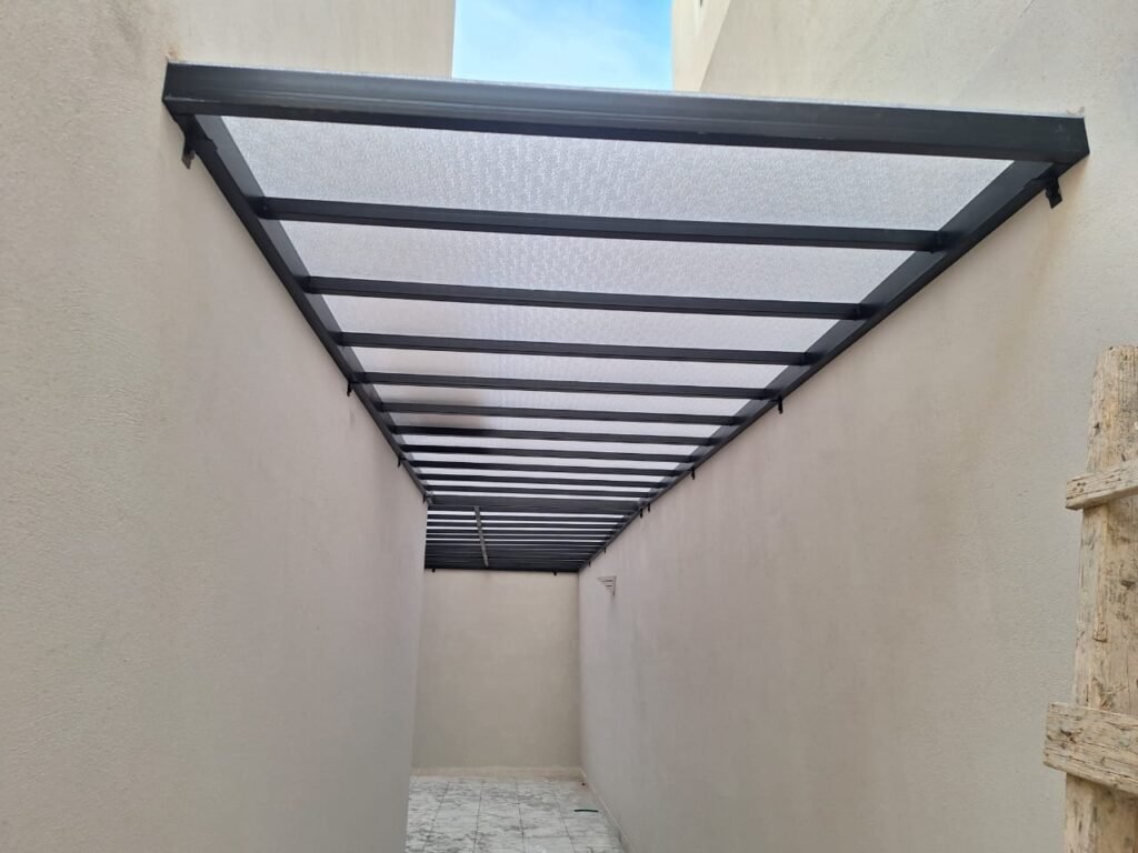 مظلات ممرات لكسان شفاف